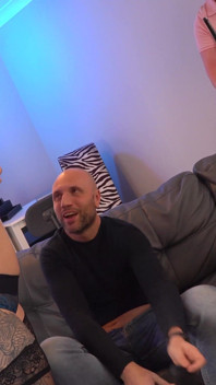 En ny soffa för slampor och cuckold