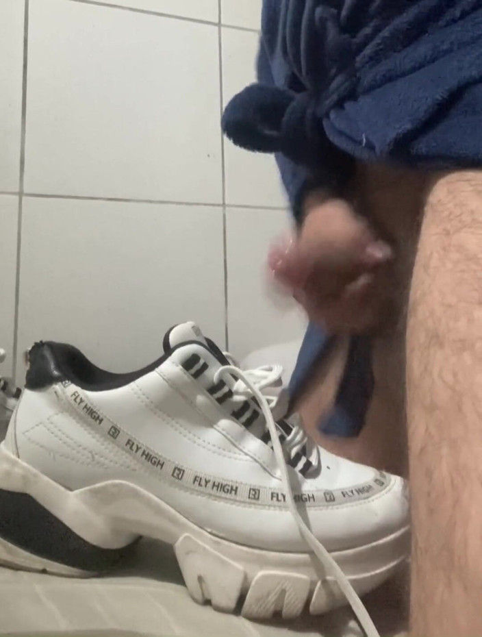 Sneakerfetish_BR: Scopando le sneaker della mia donna