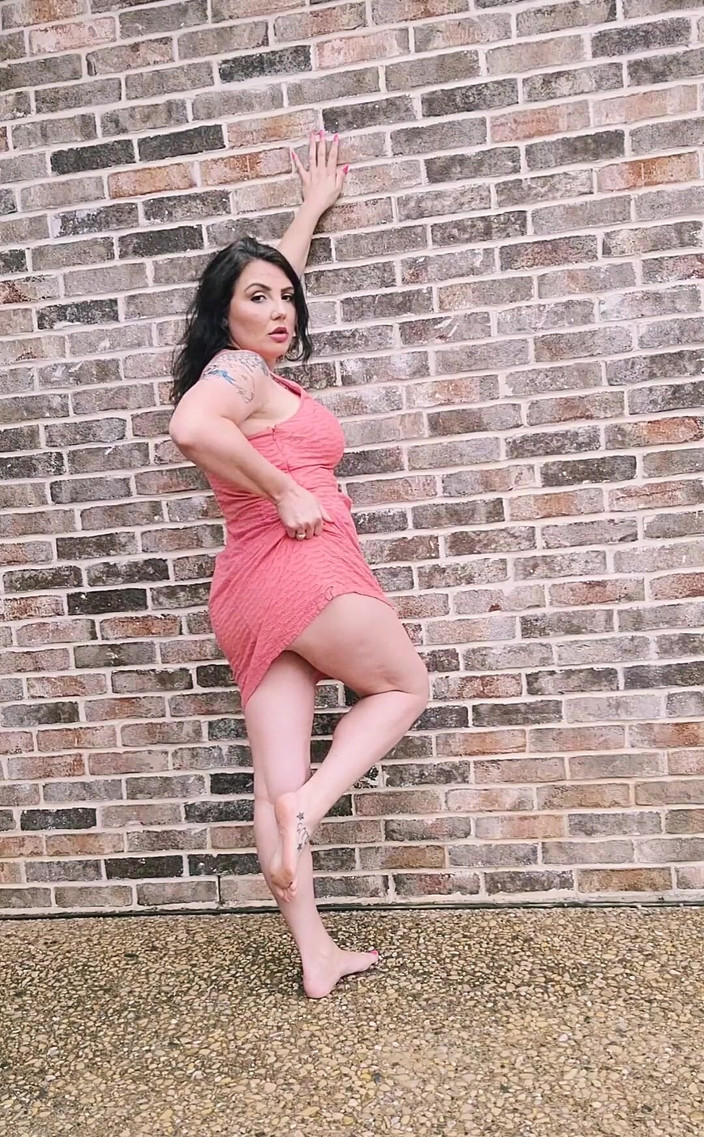 CoyWilder: Zase vidíte svého souseda venku.. Její manžel není doma, takže...