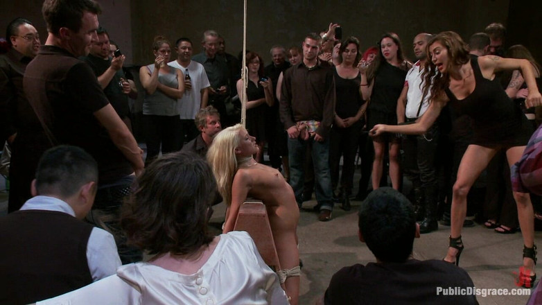 Public Disgrace by Kink: Unter den Gnaden der menschenmenge