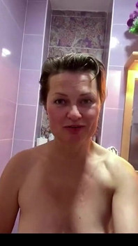 Симпатичная милфа писает много и трахает пальцами ее жопу в ванной, домашнее.
