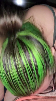 Esposa de pelo verde chupa y folla