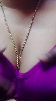 Bhabhi excitată cu țâțe mari i-a oferit plăcere sexuală soțului ei
