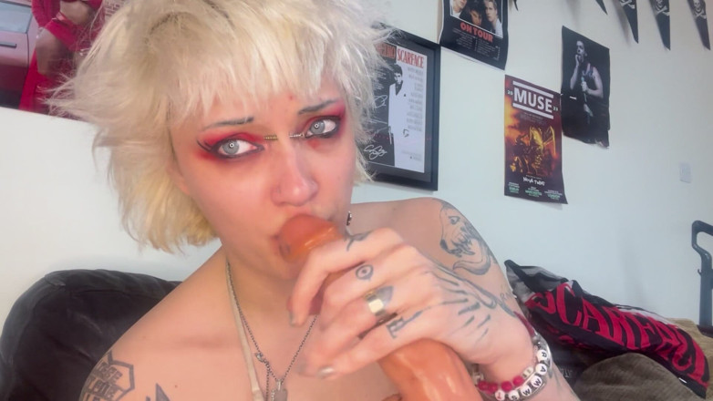Glitterqueen1999: Baci di rossetto e pompino labbra nere rosse gola profonda...