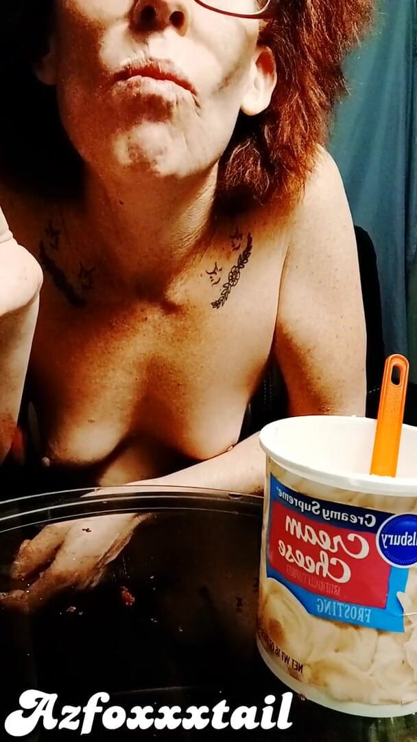 AzFoxxxTailPhelicia: Foodplay cupcake