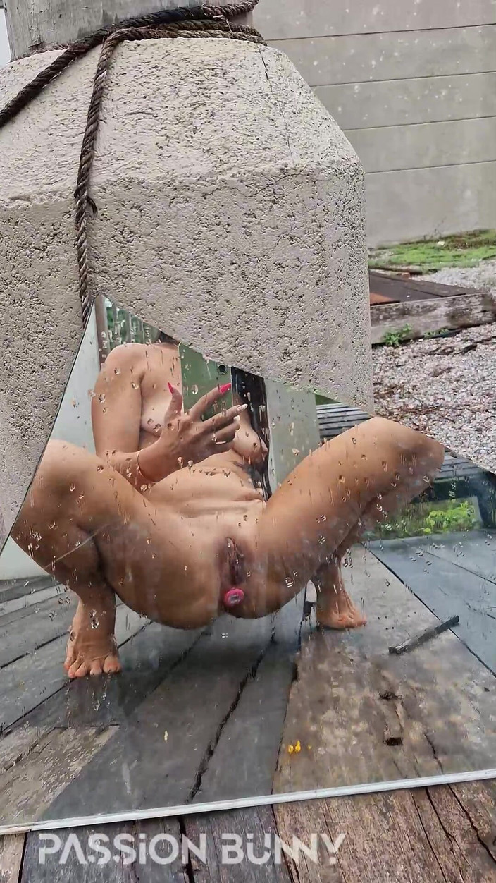 PassionBunny: 누드 핑거링과 공개 오줌 게임