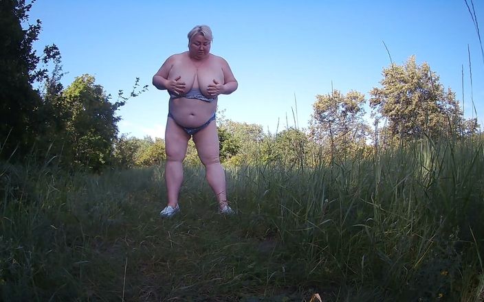 Zona901: Stiefmoeder kleedt zich uit in het park en pist voor...