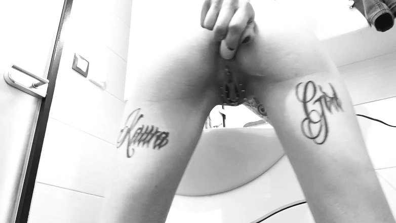 InkedKawaGirl: Vibrátor v těsném zadku