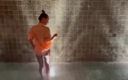 Monika FoXXX studio: モニカ・フォックスが水の壁の近くを歩いている