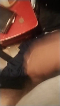 Hladím můj drobný penis do mezirasového porna a ejakuluje tak rychle