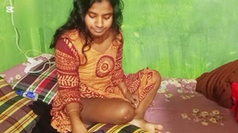 लंबे समय तक, मैंने अपनी छोटी सौतेली बहन के साथ डीजे संगीत की लय के लिए सेक्स किया
