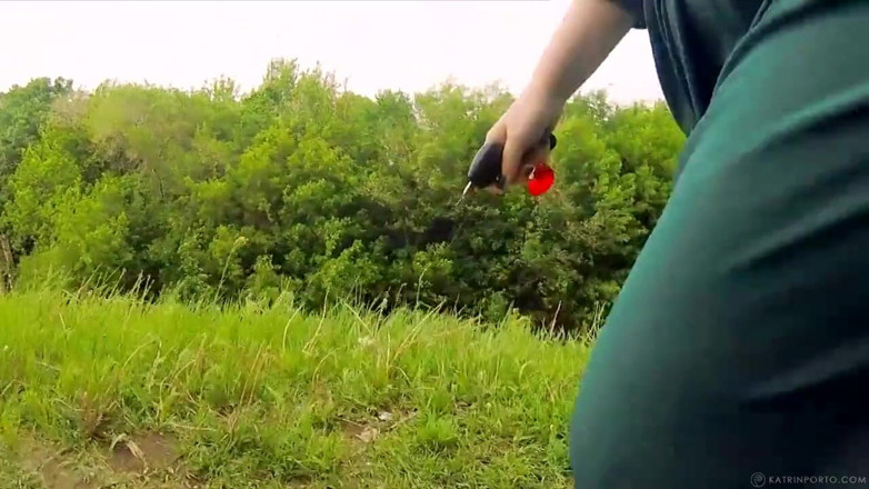 Katrin Porto: Une jolie BBW s'exhibe dans la nature