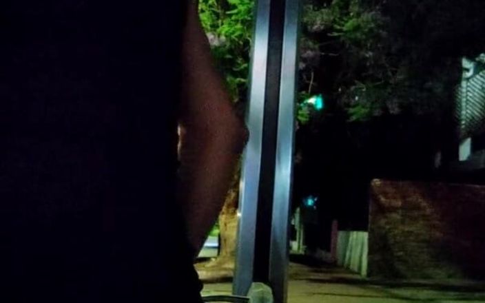 Traviezisha: Troia sissy seduta su un enorme dildo nella stazione degli...