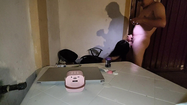 Crisanto999: Herkes dikkati dağıldığında üvey kuzenimi sikiyorum