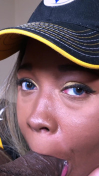 Nina Rivera'dan siyah ve sarı bir sakso