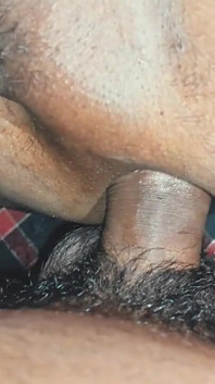 Im geschlossenen zimmer genoss es meine freundin, einen riesigen dicken penis in meinen arsch und mund zu stecken