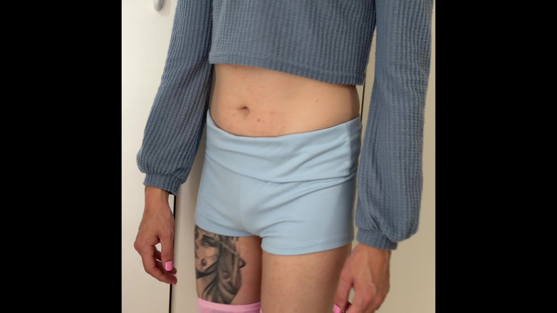 Kinky Princess: Femboy transvestitin modeliert outfits unbeholfen