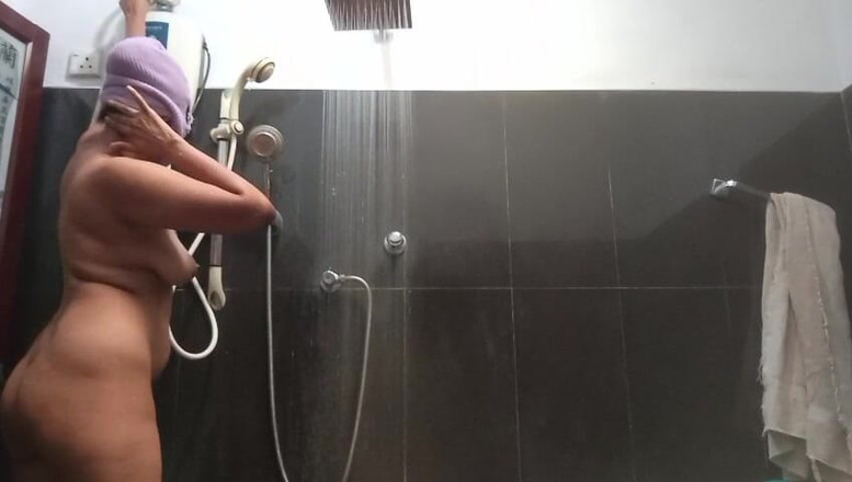 Anne White: 여가 시간에 배다른 여동생의 친구를 따먹는 의붓형제