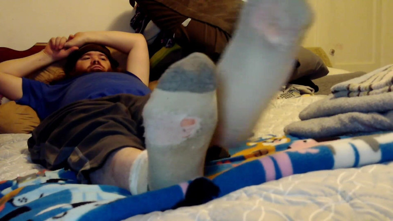 Au79: Solo relajándome en la cama con mis calcetines puestos