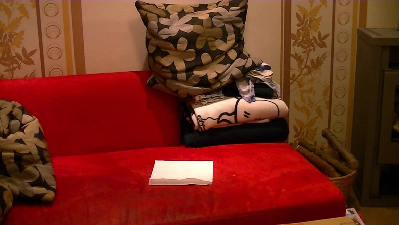 Mark Hannes: Scopa con la bambola nera