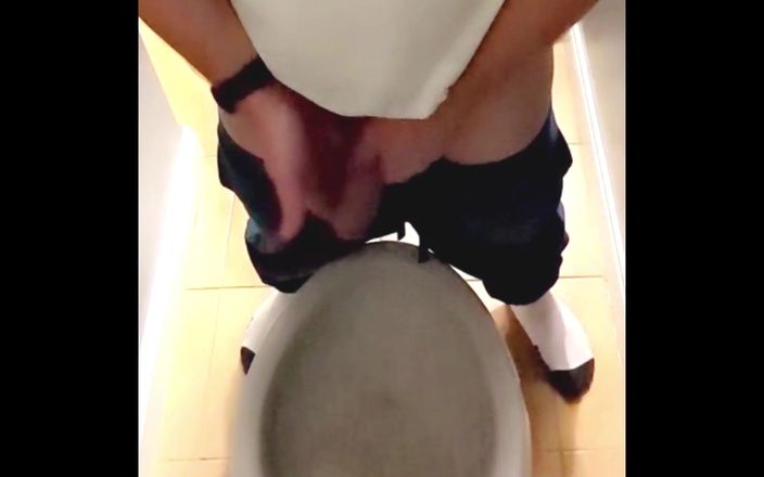 Bald Daddy: Balddaddyバスルームでおしっこをする素敵なコックを持つBalddaddyセクシーな男Balddaddy2