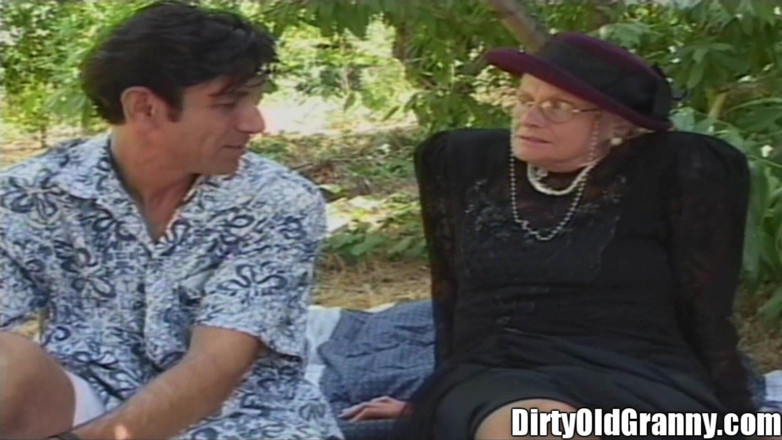 Dirty Old Granny: Babcia zerżnięta w Park spust usta geezer babcia dziwka suka!