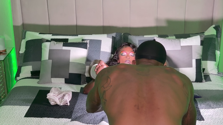 Jadadee: Em seus sonhos; Seu homem da câmera