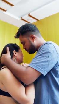 Hintli üvey erkek kardeş ayrıldıktan sonra sert sikişiyor Hintli Hintçe porno videoları 4k ultra hd