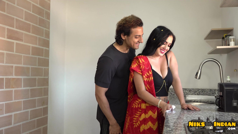 Niks Indian: 恥ずかしがり屋の大きなおっぱいMILF Bhabhi積ハードによってDevar