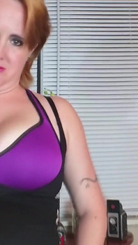 Reggiseno sportivo viola sega con le tette manda sborrata