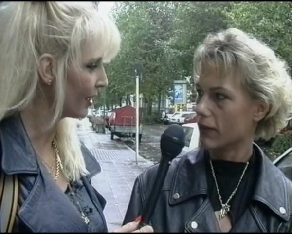German's Lesbian: Bystiga tyska MILF knullades av leksak i lesbisk session