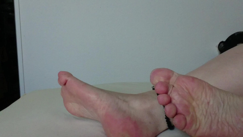 Carmen_Nylonjunge: Meus Pés Feios E Descalços Na Cama