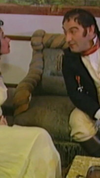 Une MILF à la chatte poilue se fait enculer et éjaculer dans la bouche dans le palais napoléonien