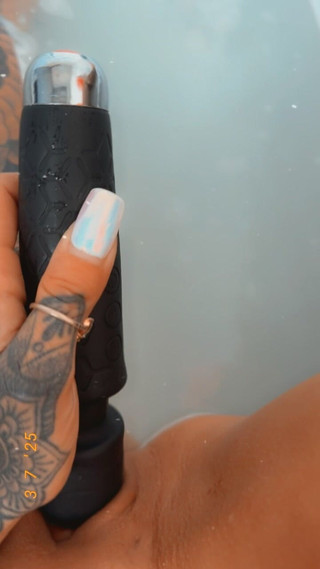 Tattoomilf: Wibracje w czasie kąpieli