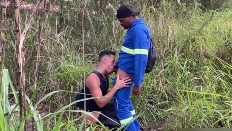 TheBlacKHunterr: İşçi parkın önünden geçti ve bir