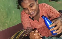 Cewek sange ini lagi asik pakai minyak sampai beda-beda