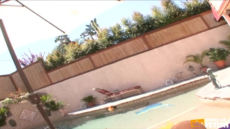 Big Tits for You: Glückspilz hämmert zwei vollbusige schätzchen im freien am pool tief