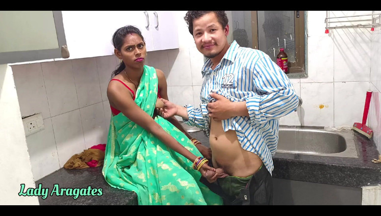 Hotty Jiya Sharmaa: 继妹的阴户被她穿着的继兄弟狠操