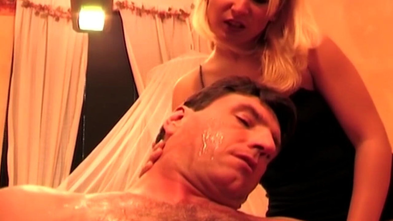 BDSM6.CLUB: Due milf arrapate gli inzuppano la faccia tra sciatte lacrime