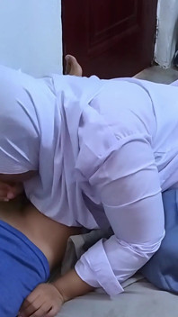 Chica asiática en hijab sorprendida al ver una madera matutina de su hermanastro - Minokiiko