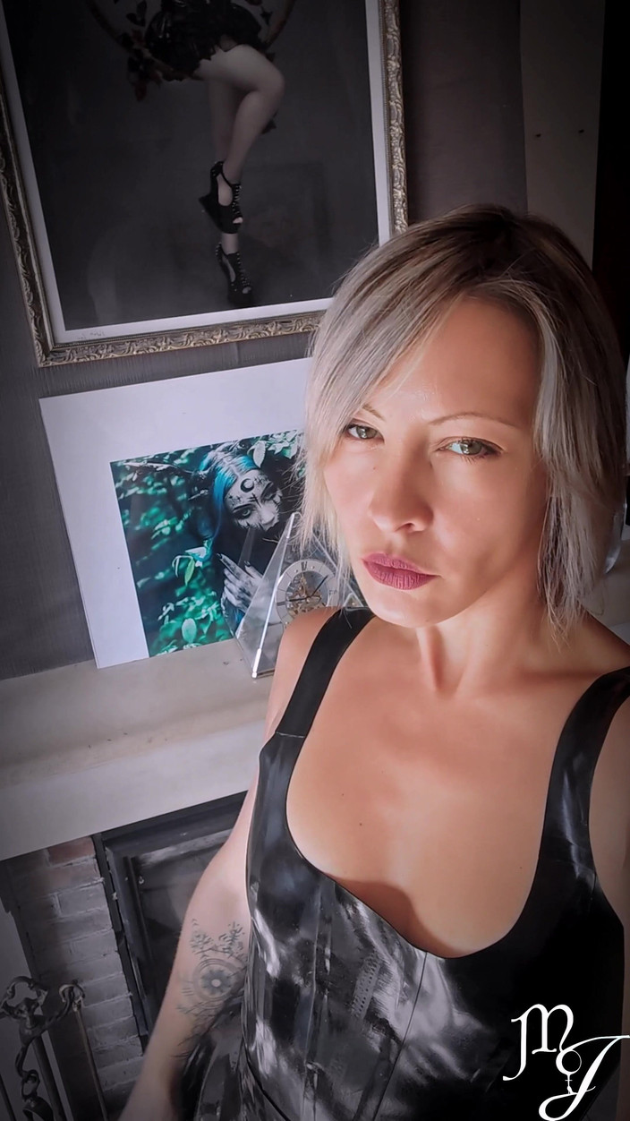 DeesseJulia: Aku, baju lateks, berjemur - nyonya julia