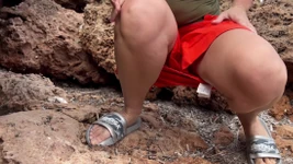 Ragazza fa pipì sulla spiaggia pubblica calda compilation