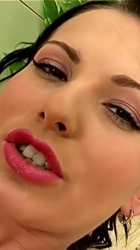 La bella mora più calda della figa e del culo si masturba con un grande vibratore vol 7