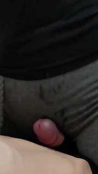 Üvey annesi yarağıyla oynadı ve götüne boşalmasına izin verdi.