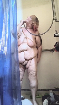 Cewek mesum rambut pirang ini lagi ngusap memek beceknya di kamar mandi!