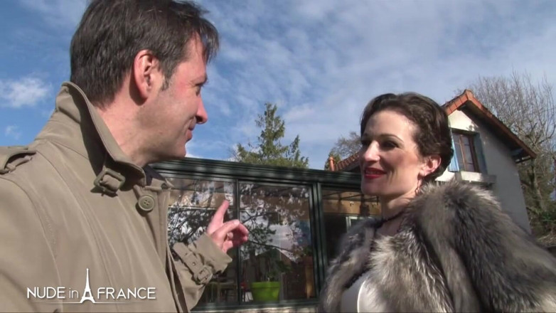 Nude in France: Mature bourgeoise shows us around her house and her ass...