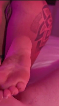 Dövmeli orta yaşlı seksi kadın zonklayan yarağa kaygan ayakla mastürbasyon yapıyor