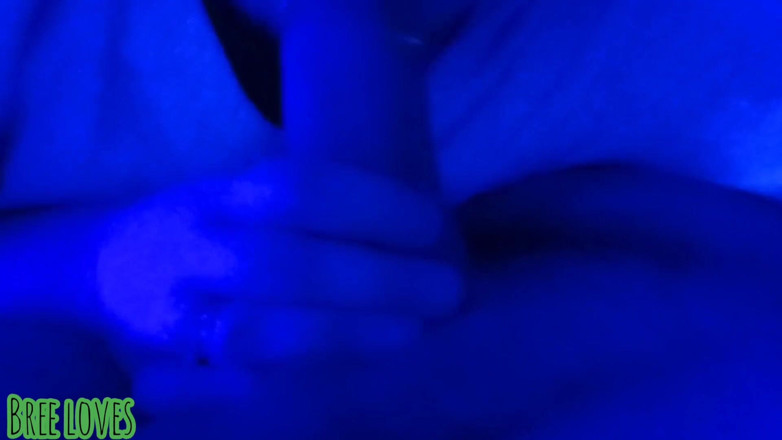 Bree Loves: Slet met neon lippen ontkent sperma in de mond