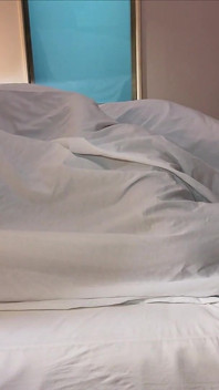 Macocha i macocha dzielą łóżko i uprawiają seks. Angielskie podpisy