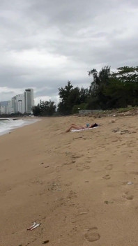 Gata posso gozar em seus peitos? - Mostrando pau na praia
